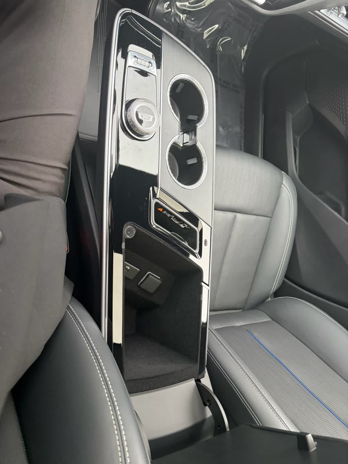 2024 Cadillac LYRIQ Luxury 1