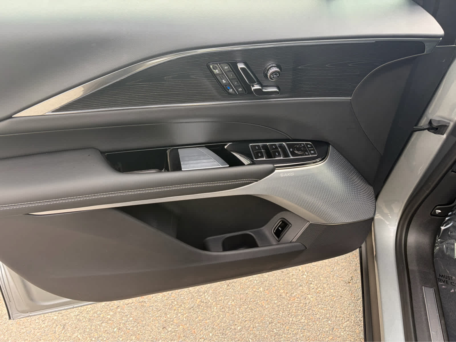 2024 Cadillac LYRIQ Luxury 3