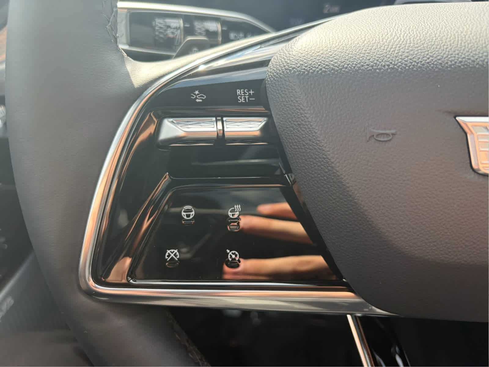 2024 Cadillac LYRIQ Luxury 3