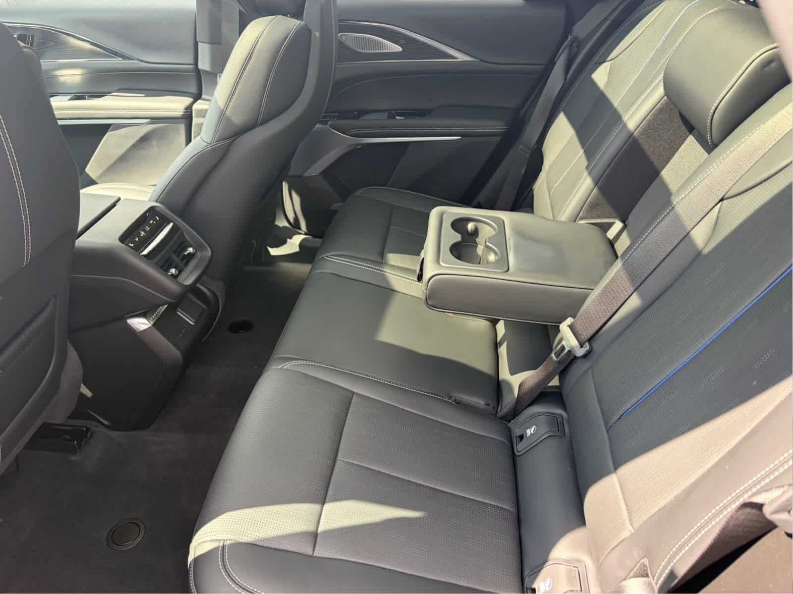 2024 Cadillac LYRIQ Luxury 3